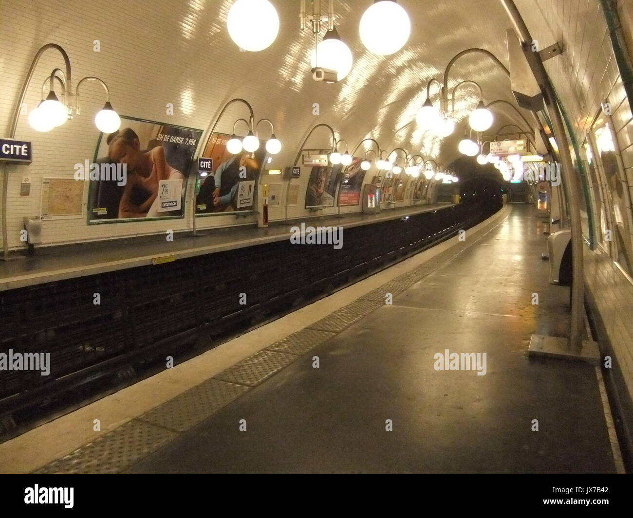 Cité stazione della metropolitana la piattaforma a notte, a Parigi Foto Stock