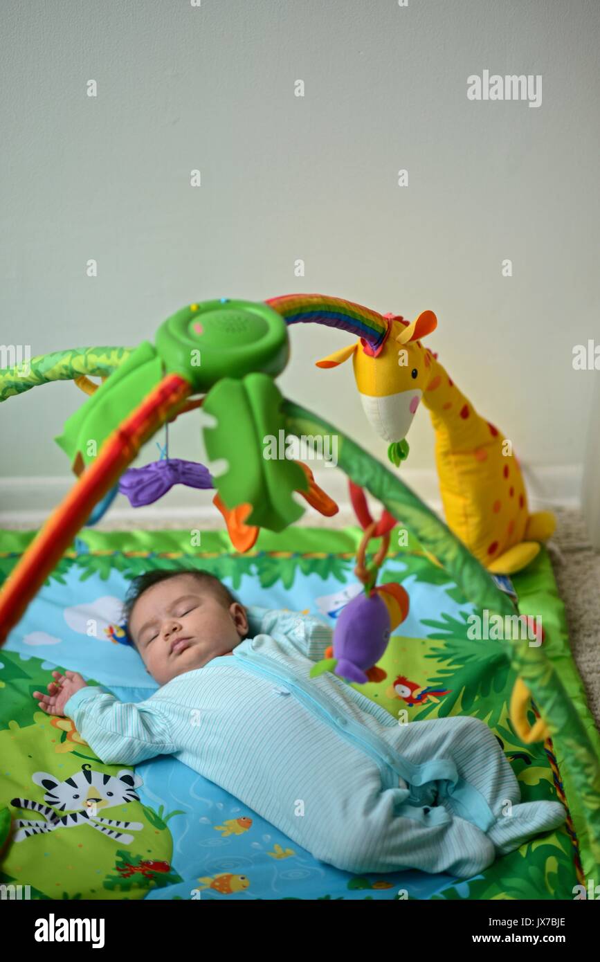 A sette settimane di età ragazza bambino dorme in una palestra baby. Foto Stock