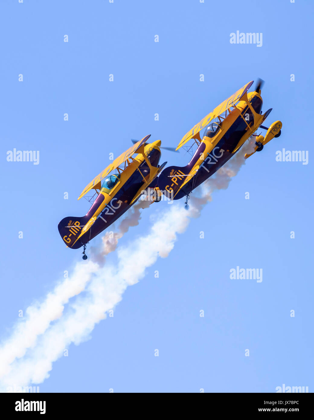 Trig Aerobatic Team esecuzione di vicino-formazione aerobatic acrobazie in loro Pitts Special S-1D biplani Foto Stock