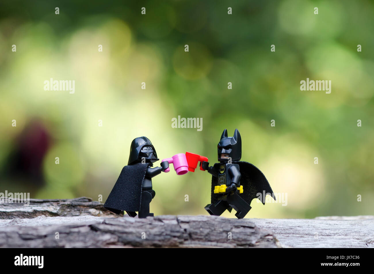 Lego Batman e Darth Vader avente un toss Foto Stock