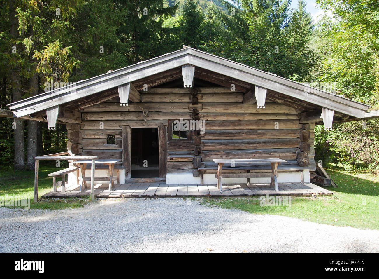 Vecchio abbandonato casa di log nelle Alpi Bavaresi Foto Stock