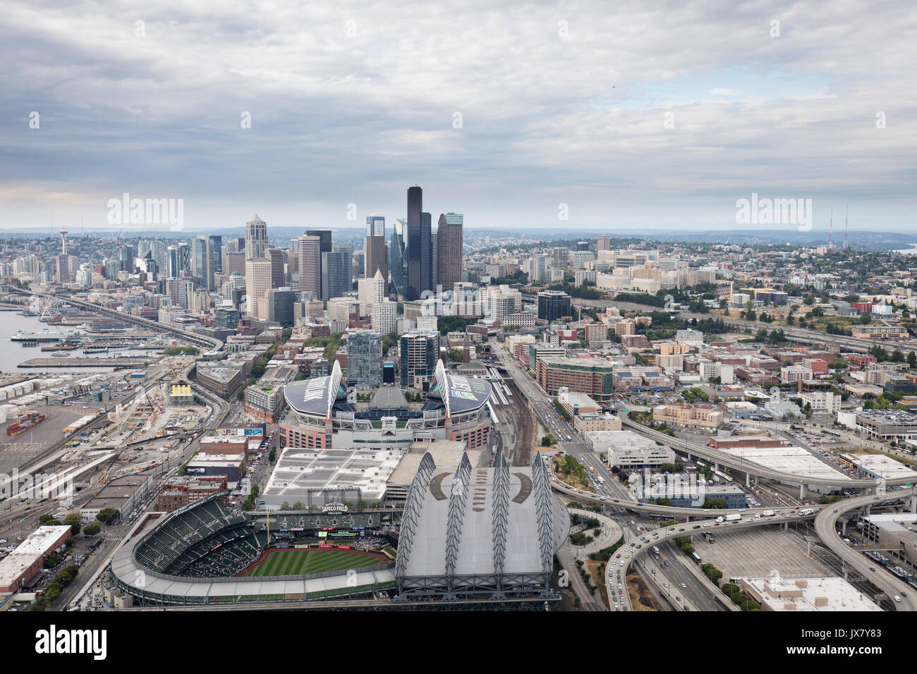 Vista aerea del campo CenturyLink e Safeco Field stadi e il centro cittadino di Seattle, nello Stato di Washington, USA Foto Stock