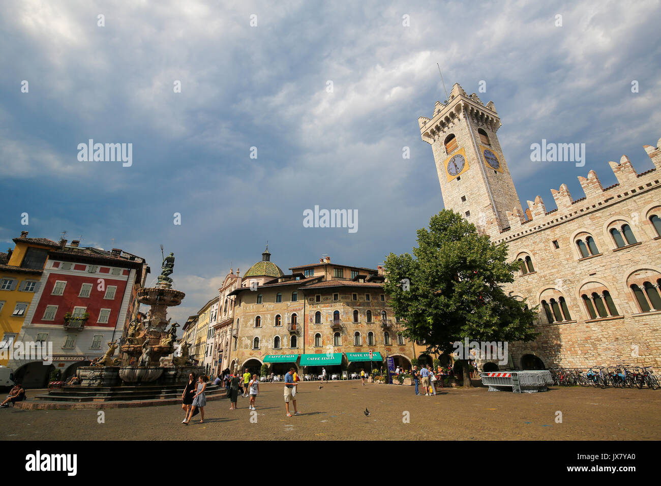 Torre Civica e la Fontana di Nettuno (1767) sulla p.zza Duomo di Trento, Trentino, Italia Foto Stock