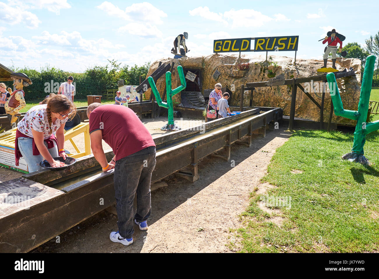 Persone Panning per oro a Hatton Adventure World, Hatton, Warwickshire, Regno Unito Foto Stock