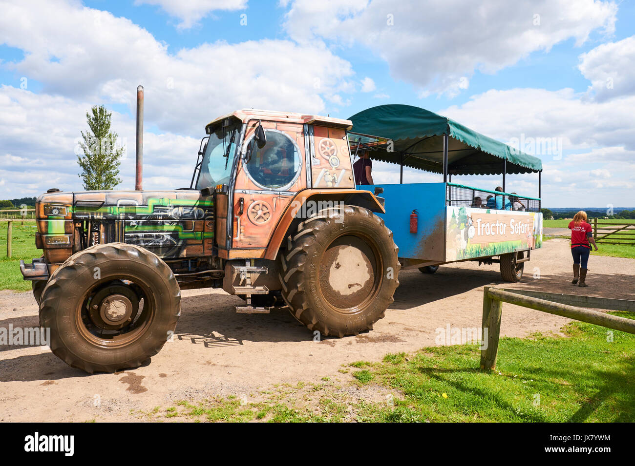 Il trattore Safari a Hatton Adventure World, Hatton, Warwickshire, Regno Unito Foto Stock