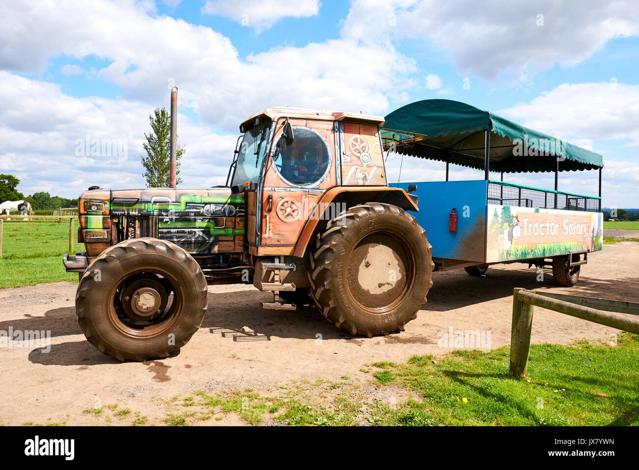 Il trattore Safari a Hatton Adventure World, Hatton, Warwickshire, Regno Unito Foto Stock
