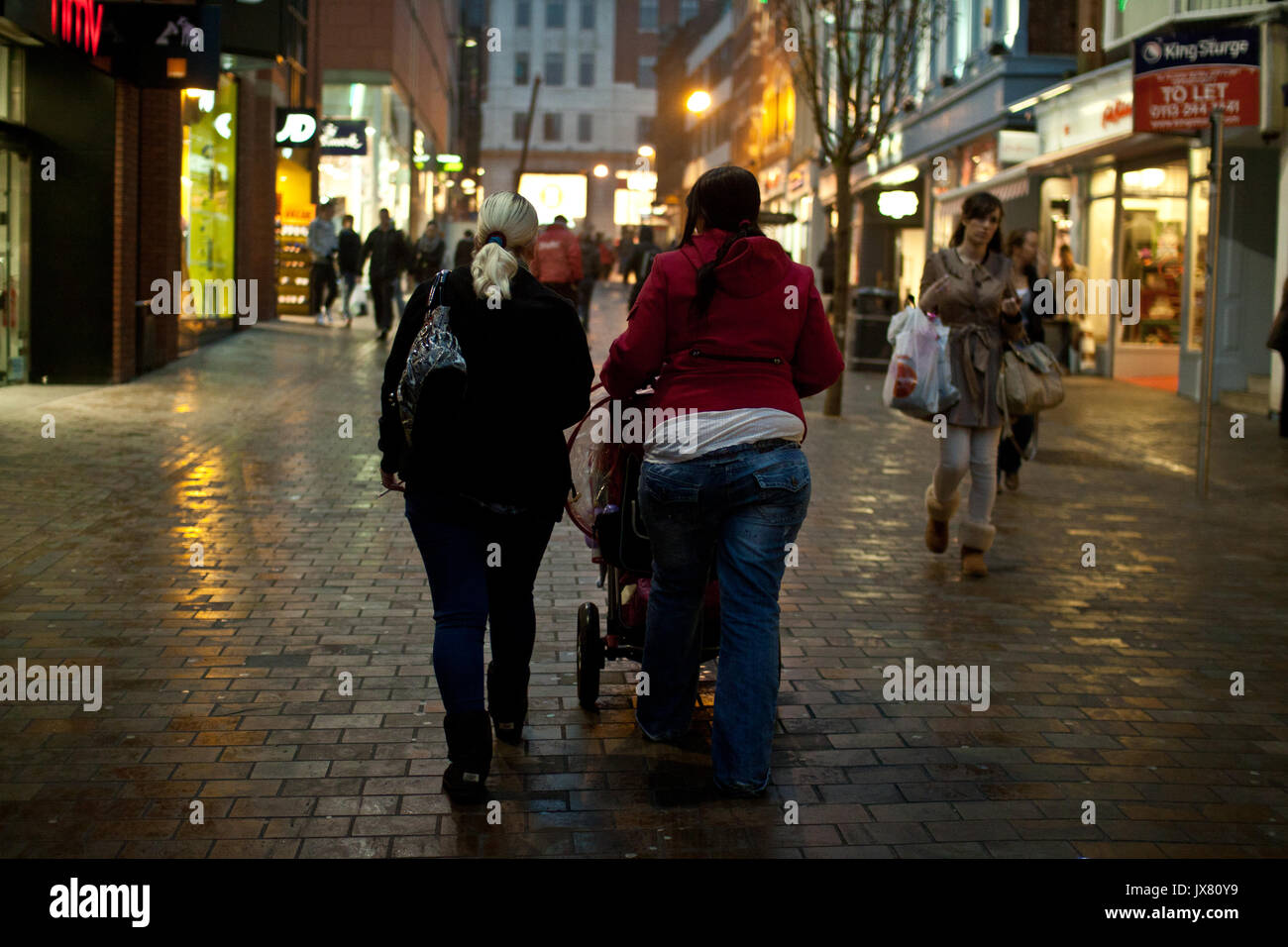 Le donne con un buggy a camminare su terre Lane a Leeds. Foto Stock