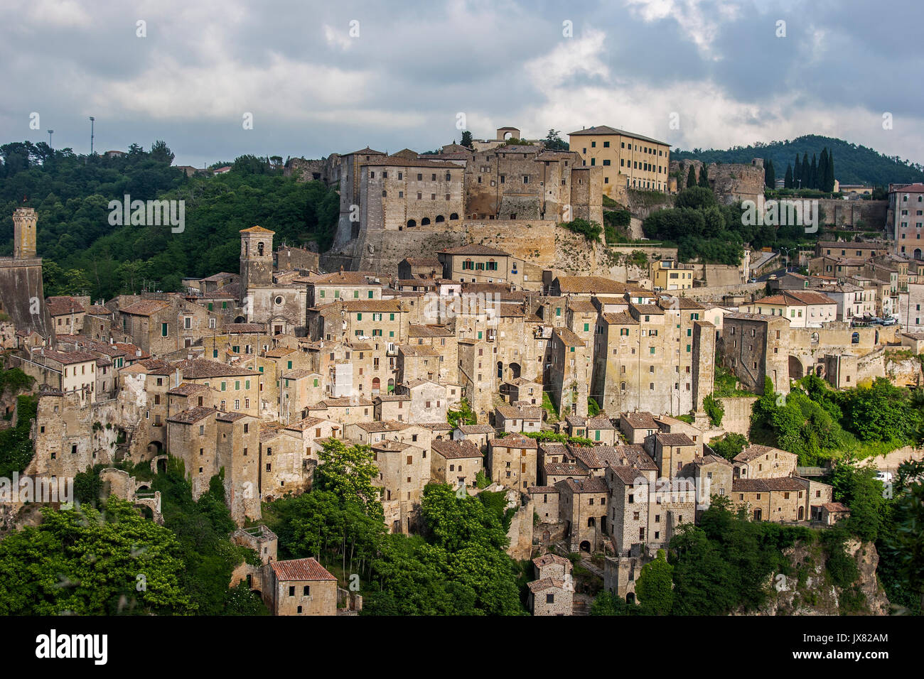 Vista della città antica di Sorano, Italia Foto Stock