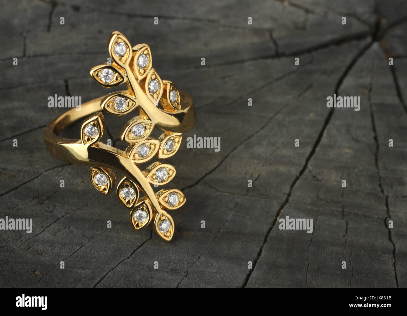Anello di gioielli con diamanti su legno scuro dello sfondo Foto Stock