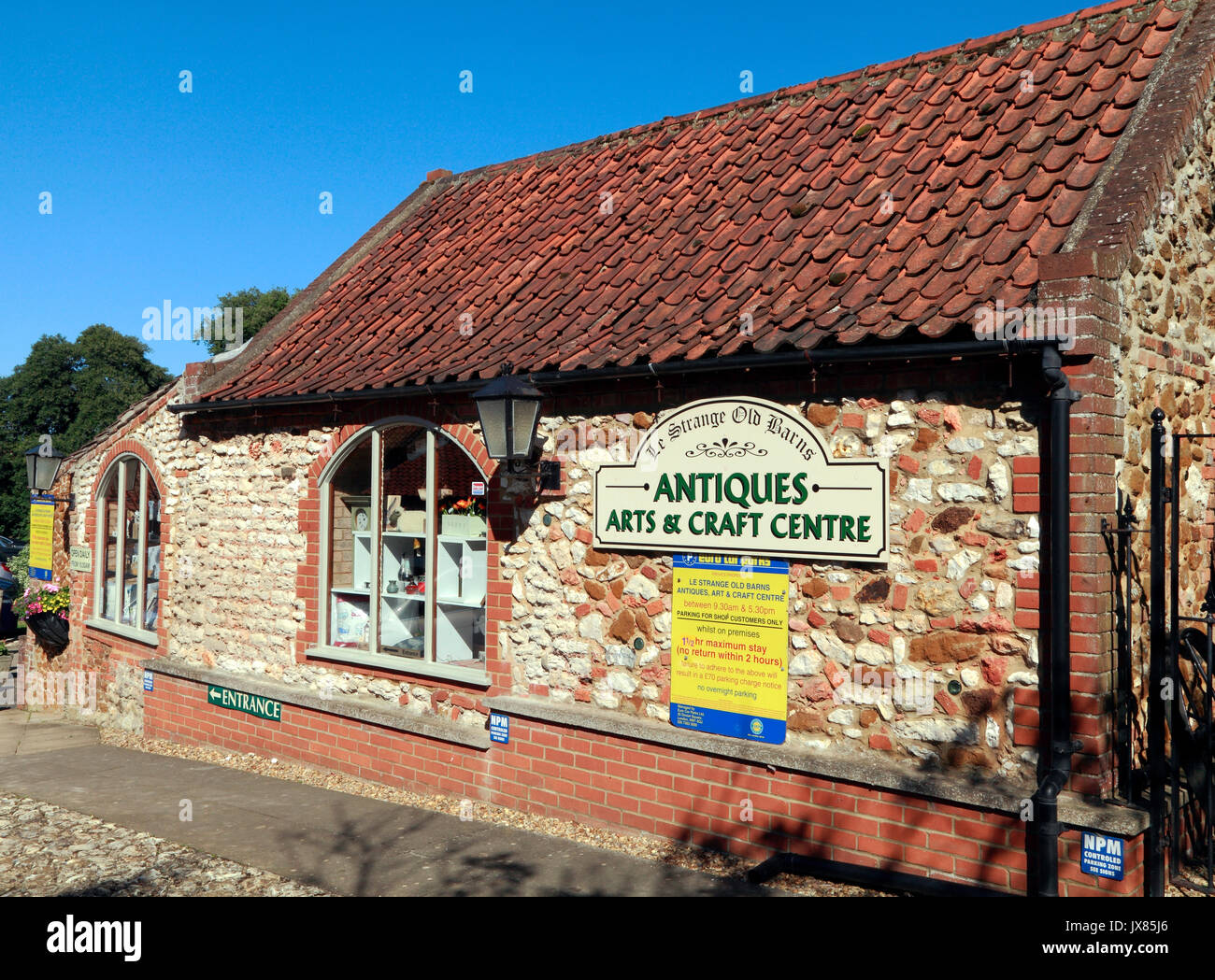 Le stanghe vecchi fienili, antiquariato, Arts & Crafts Center, negozio di regali, Old Hunstanton, Norfolk, Inghilterra, Regno Unito Foto Stock