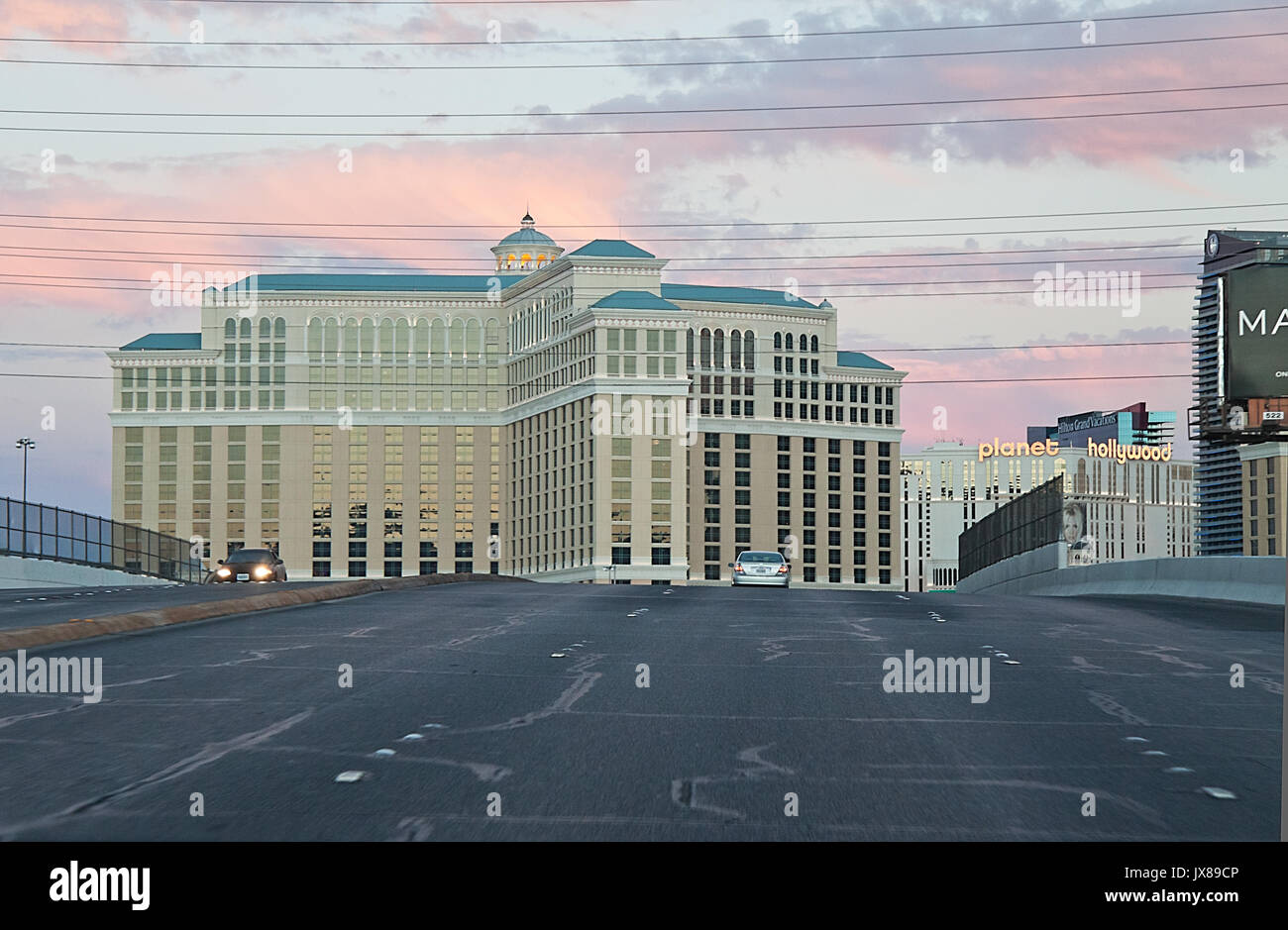 Las Vegas, a guidare oltre il ponte con una veduta distante di Bellagio Hotel e Casino Foto Stock