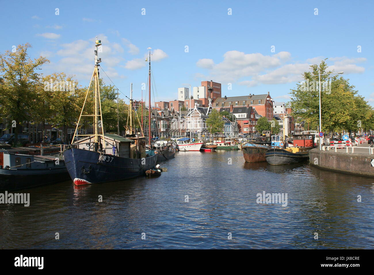 Noorderhaven canal (nord del porto) in Groningen nei Paesi Bassi nell'angolo Hoge der A, Hoek van Ameland Foto Stock