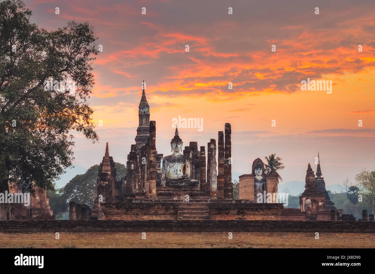 Udienza Budha al tramonto in Wat Mahathat, Sukhothai historical park, Thailandia Foto Stock