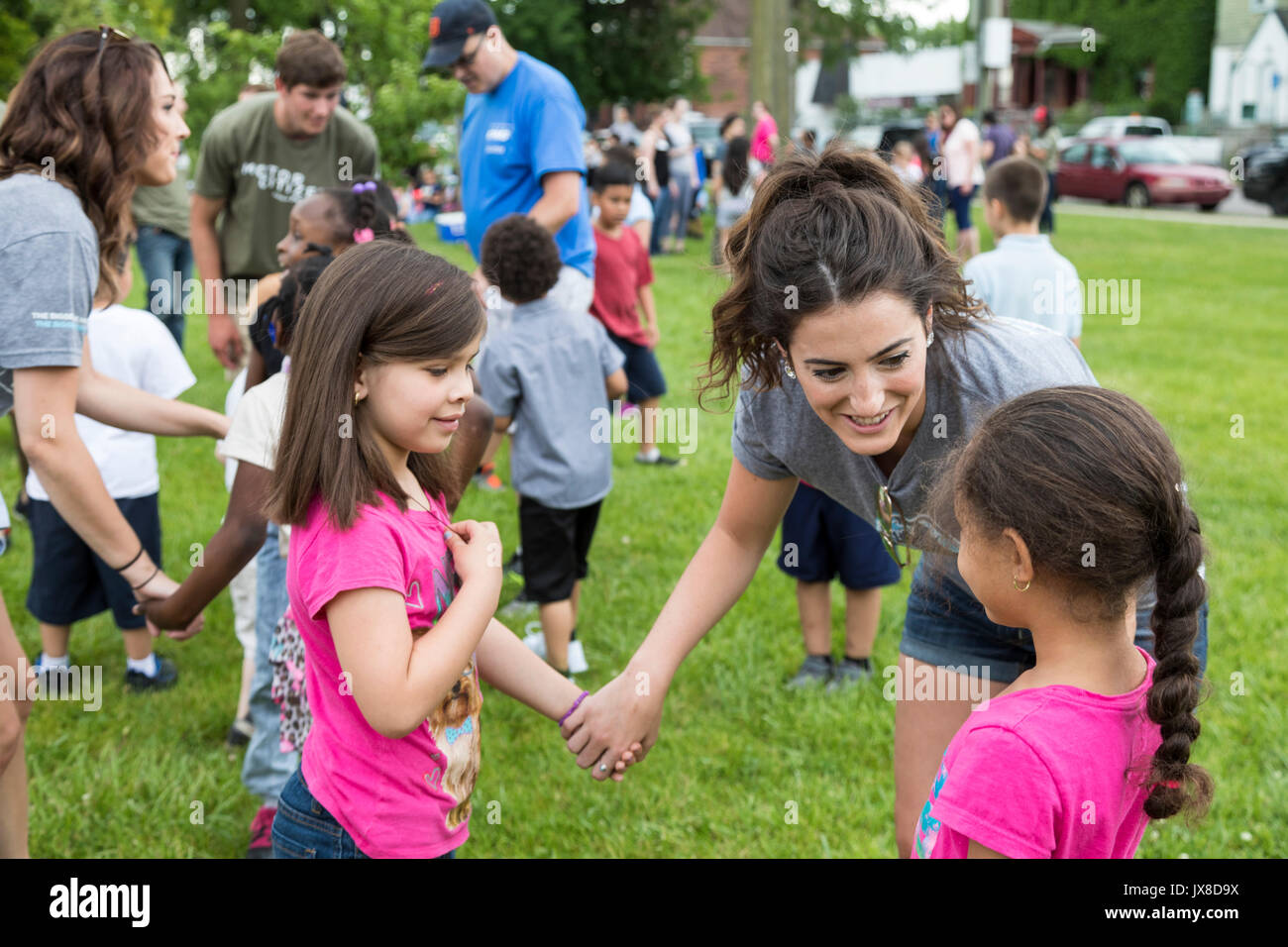 Detroit, Michigan - Giovani volontari adulti conducono attività estive per bambini nel Parco di Clark. Foto Stock