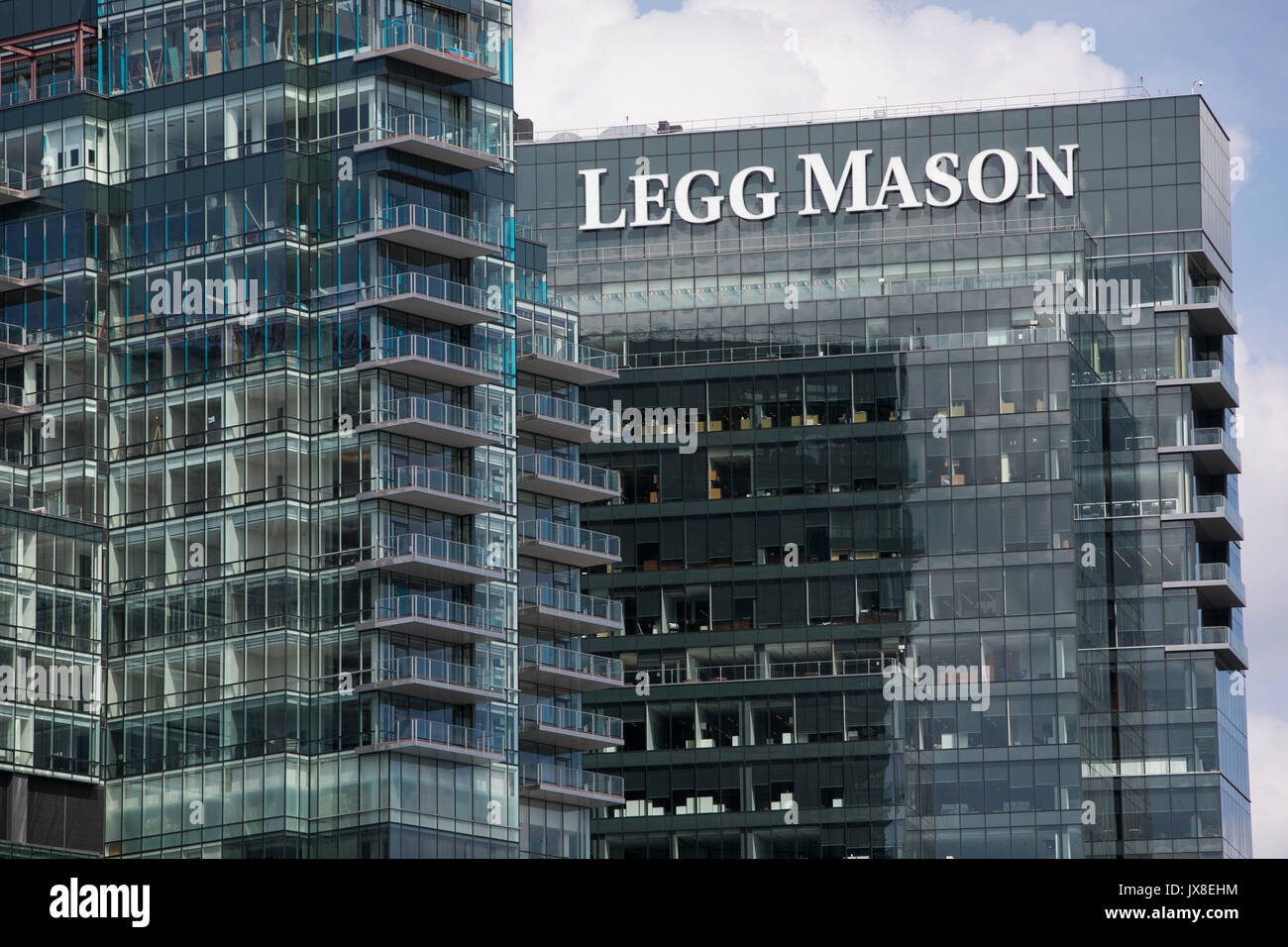 Un logo segno al di fuori della sede di Legg Mason, Inc. di Baltimora, Maryland, il 13 agosto 2017. Foto Stock