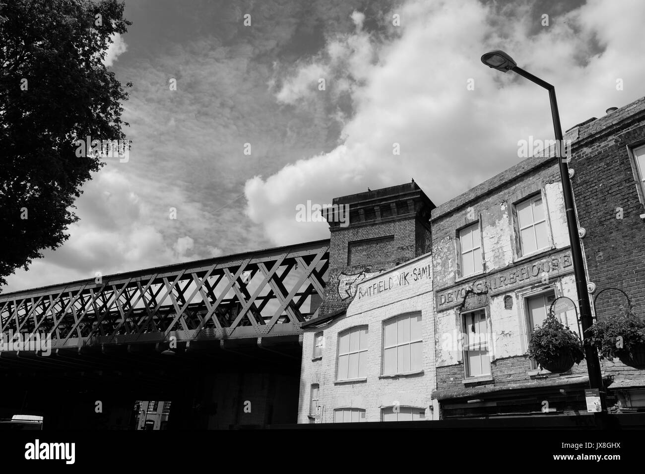 Costruzioni abbandonate e il viadotto ferroviario in ferro piatto quadrato, Union Street, London SE1 Foto Stock