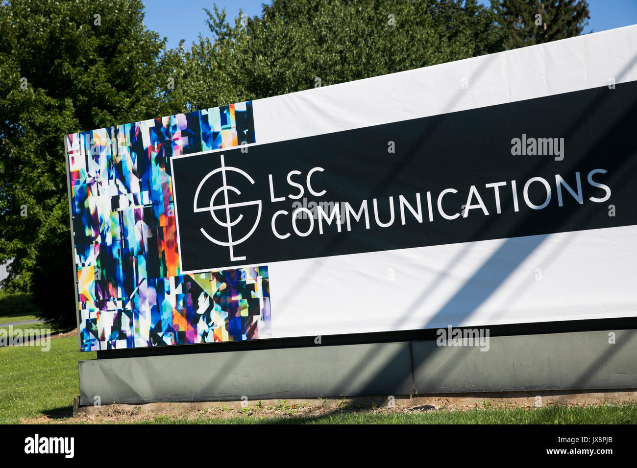 Un segno del logo al di fuori di una struttura occupata da LSC Communications a Lancaster, Pennsylvania il 30 luglio 2017. Foto Stock