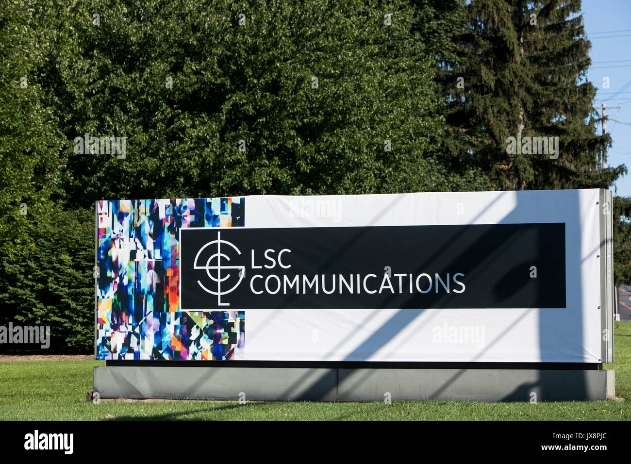 Un segno del logo al di fuori di una struttura occupata da LSC Communications a Lancaster, Pennsylvania il 30 luglio 2017. Foto Stock