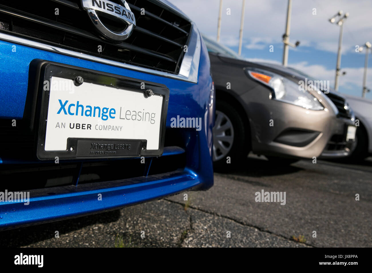 Un segno di logo e i veicoli al di fuori di una struttura occupata da Xchange Leasing, una controllata della società ridesharing Uber, nella parte superiore del Marlboro, Maryland Foto Stock