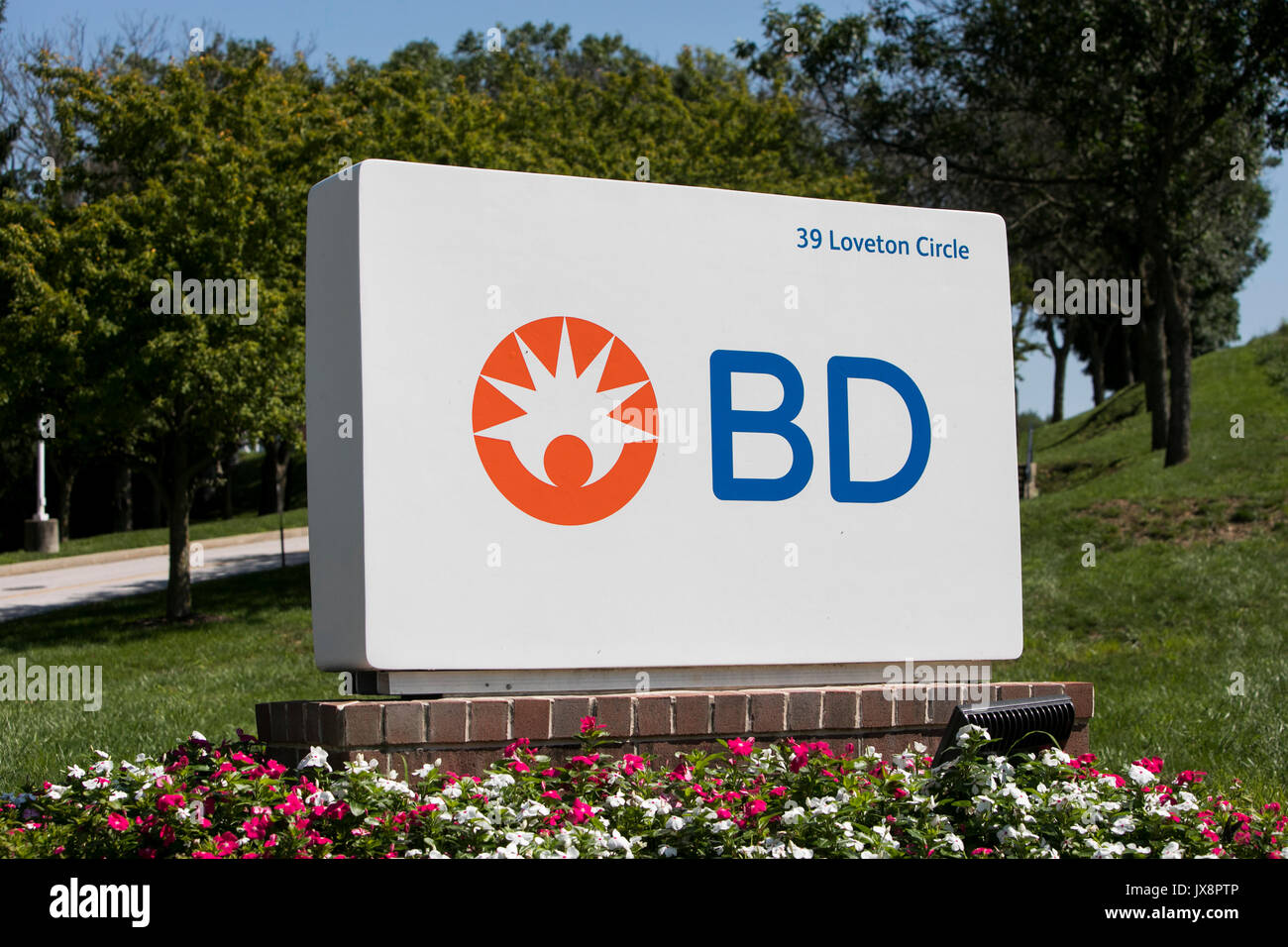 Un segno del logo al di fuori di una struttura occupata da Becton, Dickinson e Company (BD) in scintille, Maryland, il 13 agosto 2017. Foto Stock