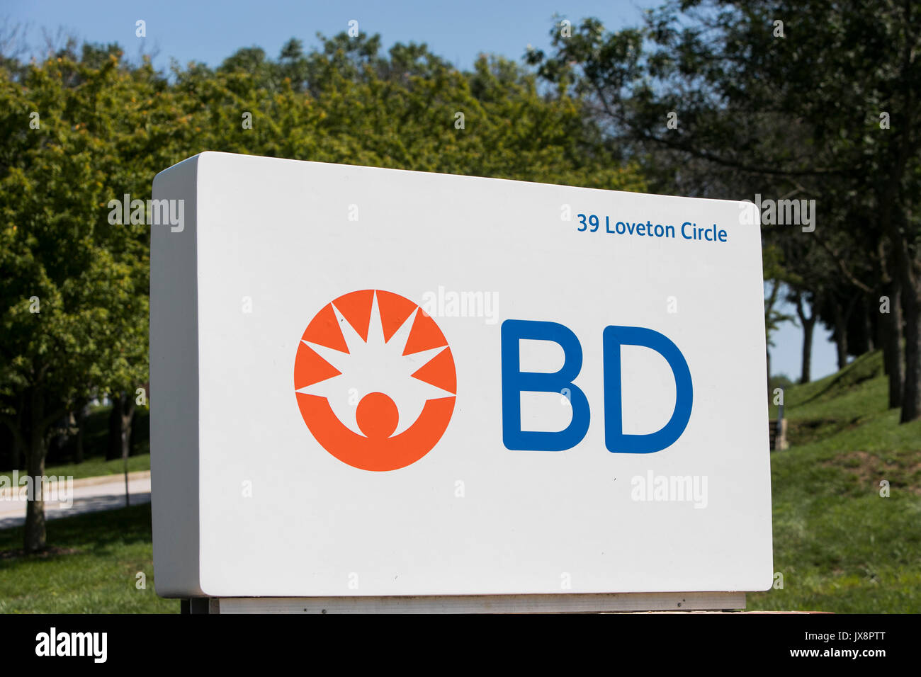 Un segno del logo al di fuori di una struttura occupata da Becton, Dickinson e Company (BD) in scintille, Maryland, il 13 agosto 2017. Foto Stock