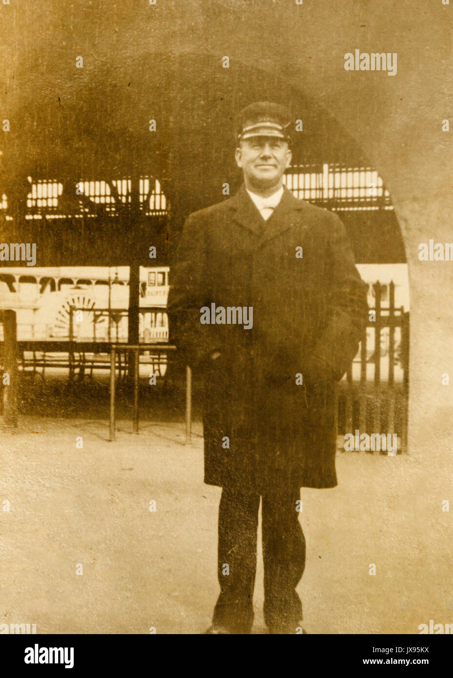 Eventualmente il capitano di una ruota a pale steamboat visibile in background in Minnesota 1907 1908 Foto Stock