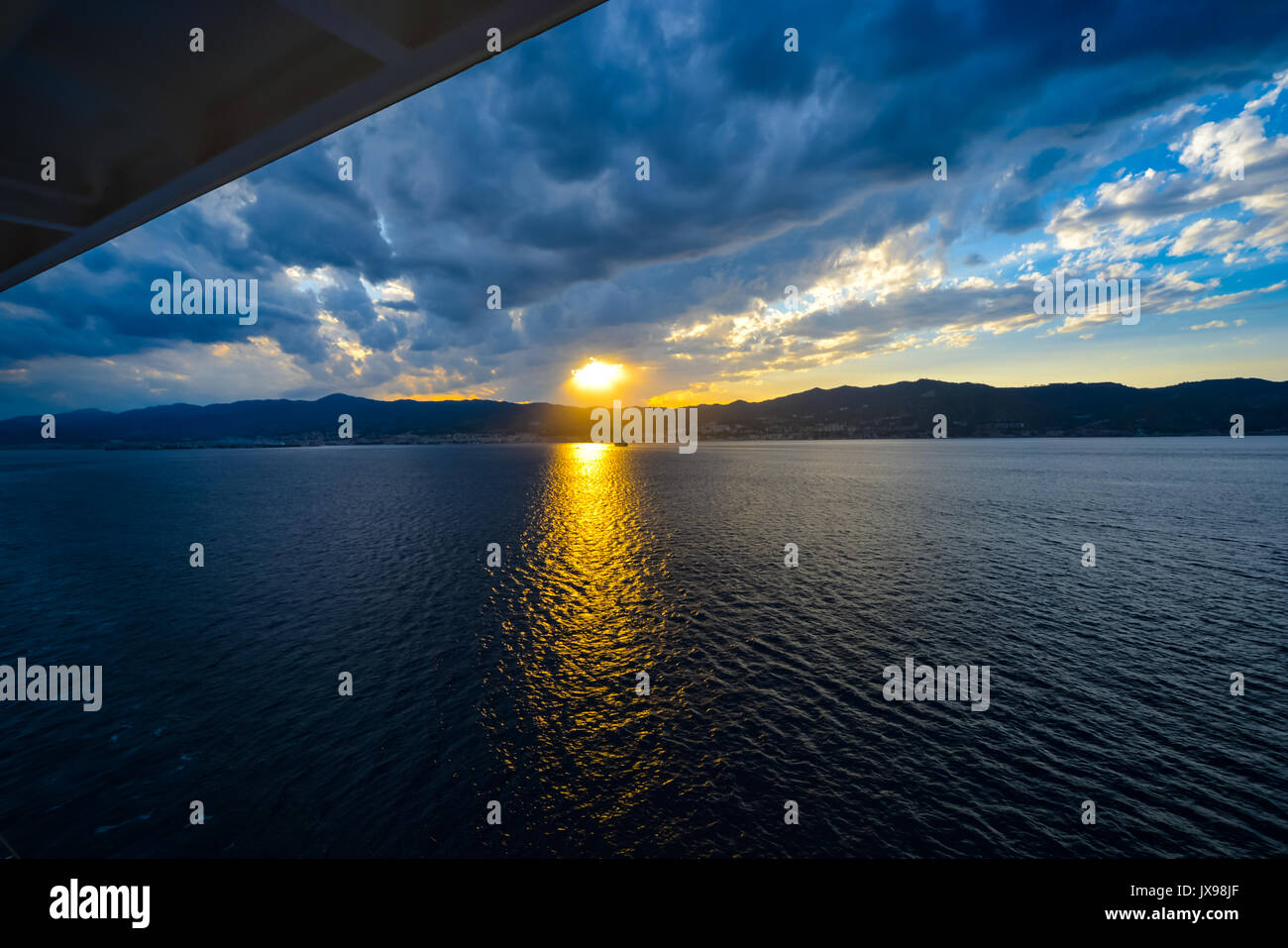 Il tramonto dal balcone di una nave da crociera sul Mediterraneo come una tempesta di colpi in Foto Stock