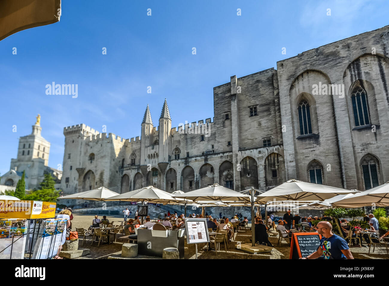 Il marciapiede, ristorante all'aperto nella Place du Palais di fronte il Palazzo Papale a Avignon Francia Foto Stock