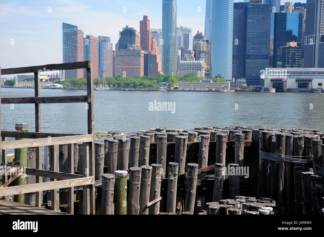 Pilons in legno in corrispondenza alla banchina del traghetto sulla Governors Island National Park in Manhattan nella città di New York New York su una soleggiata giornata estiva sul fiume Hudson. Foto Stock