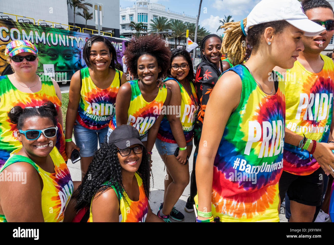 Miami Beach Florida,Lummus Park,Gay Pride Week,LGBTQ,LGBT,Pride Parade,partecipanti,area di sosta,Barry University,allievo studentesco FL170430037 Foto Stock