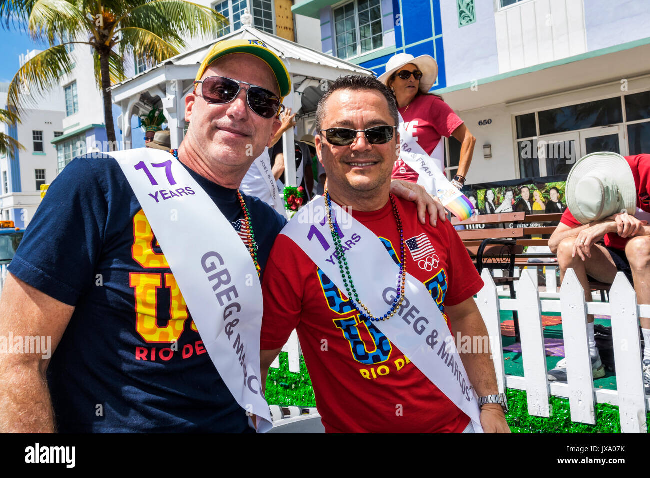 Miami Beach Florida, Lummus Park, Gay Pride Week, LGBTQ, LGBT, Pride Parade, partecipanti, area di sosta, coppia legacy, gay, FL170430040 Foto Stock