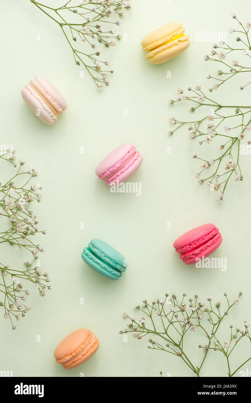 Il dessert. Dolce macarons o amaretti con fiori. Foto Stock