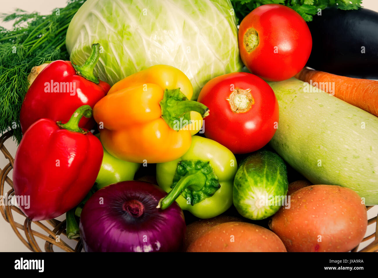 Set di fresche verdure miste su sfondo bianco Foto Stock