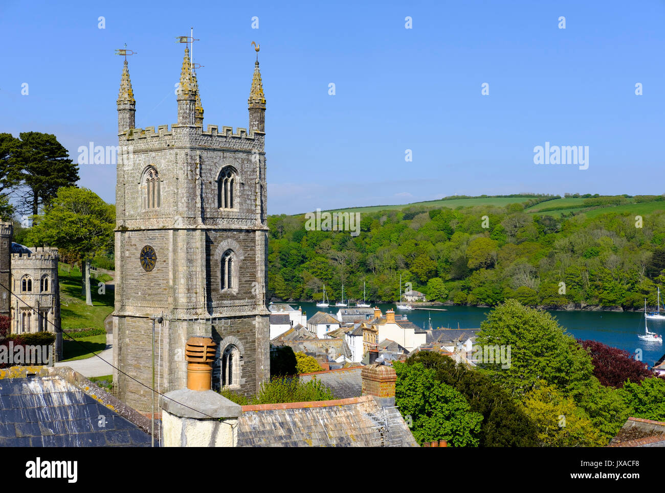 Il campanile della chiesa di San Fimbarrus chiesa parrocchiale, Fowey, Cornwall, England, Regno Unito Foto Stock