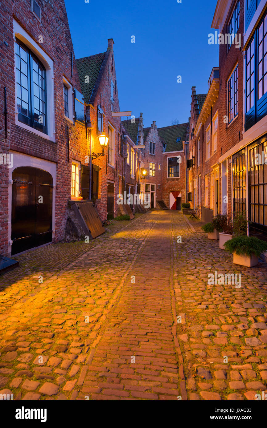 Lo storico vicolo di Kuiperspoort di Middelburg, Paesi Bassi durante la notte. Foto Stock
