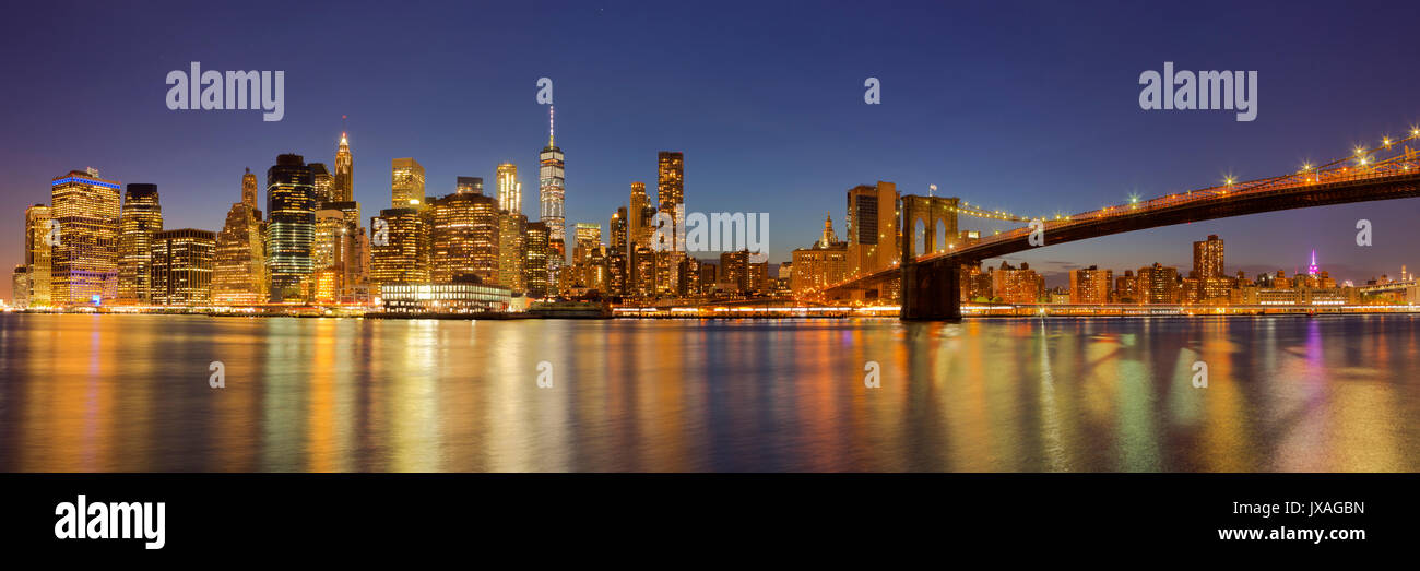 Sullo skyline di New York e il Ponte di Brooklyn Fotografato di notte. Foto Stock