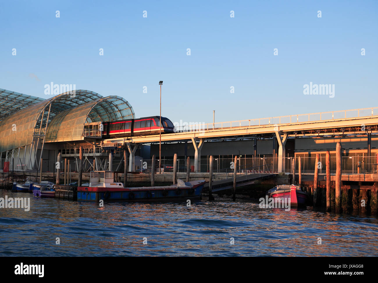 Il moderno treno muovendo dal vetro la stazione della monorotaia e sopra il livello del mare. Venezia, Italia Foto Stock