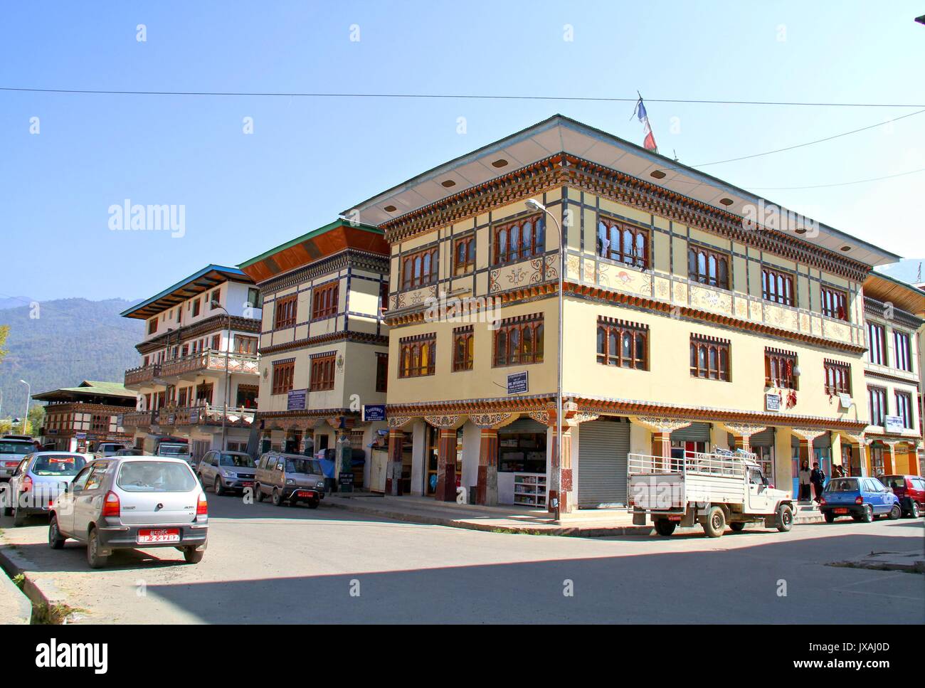 Paro, Bhutan- Novembre 06, 2012: bhutanesi tradizionale edificio di stile decorate con legno intagliato telai di finestra nella città di Paro, Bhutan Foto Stock