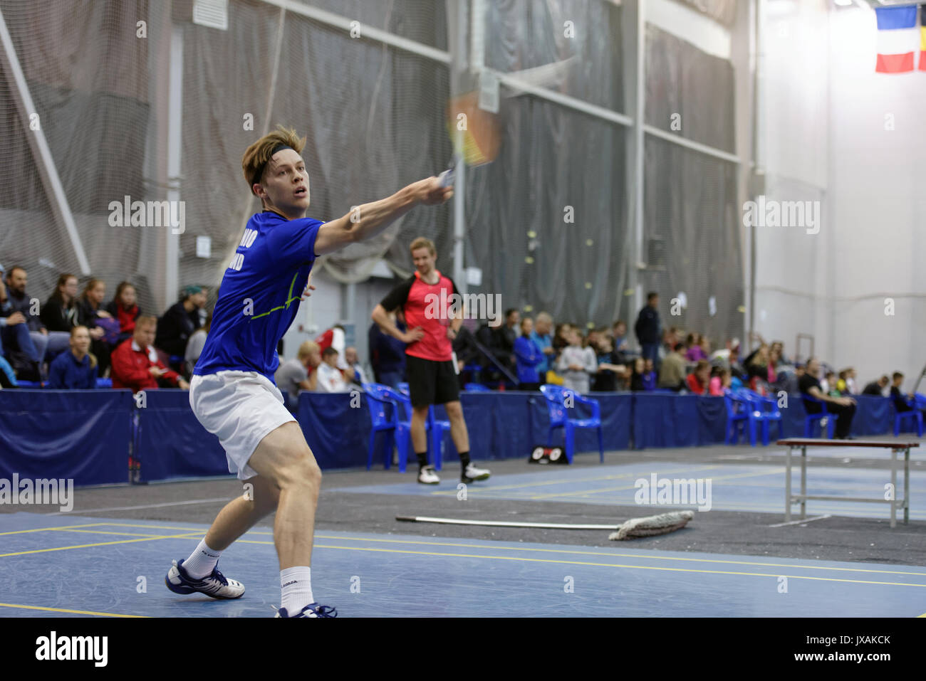 San Pietroburgo, Russia - Luglio 7, 2017: Henri Aarnio della Finlandia (nella foto) vs Raul deve di Estonia nel torneo di badminton notti bianche. Deve ha vinto 2:0 Foto Stock