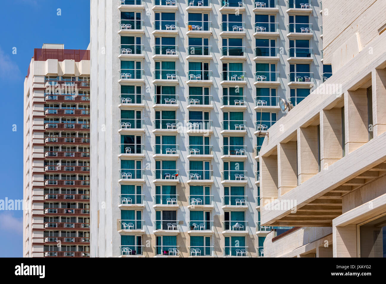 Righe di balconi su hotel moderno edifici di Tel Aviv, Israele. Foto Stock