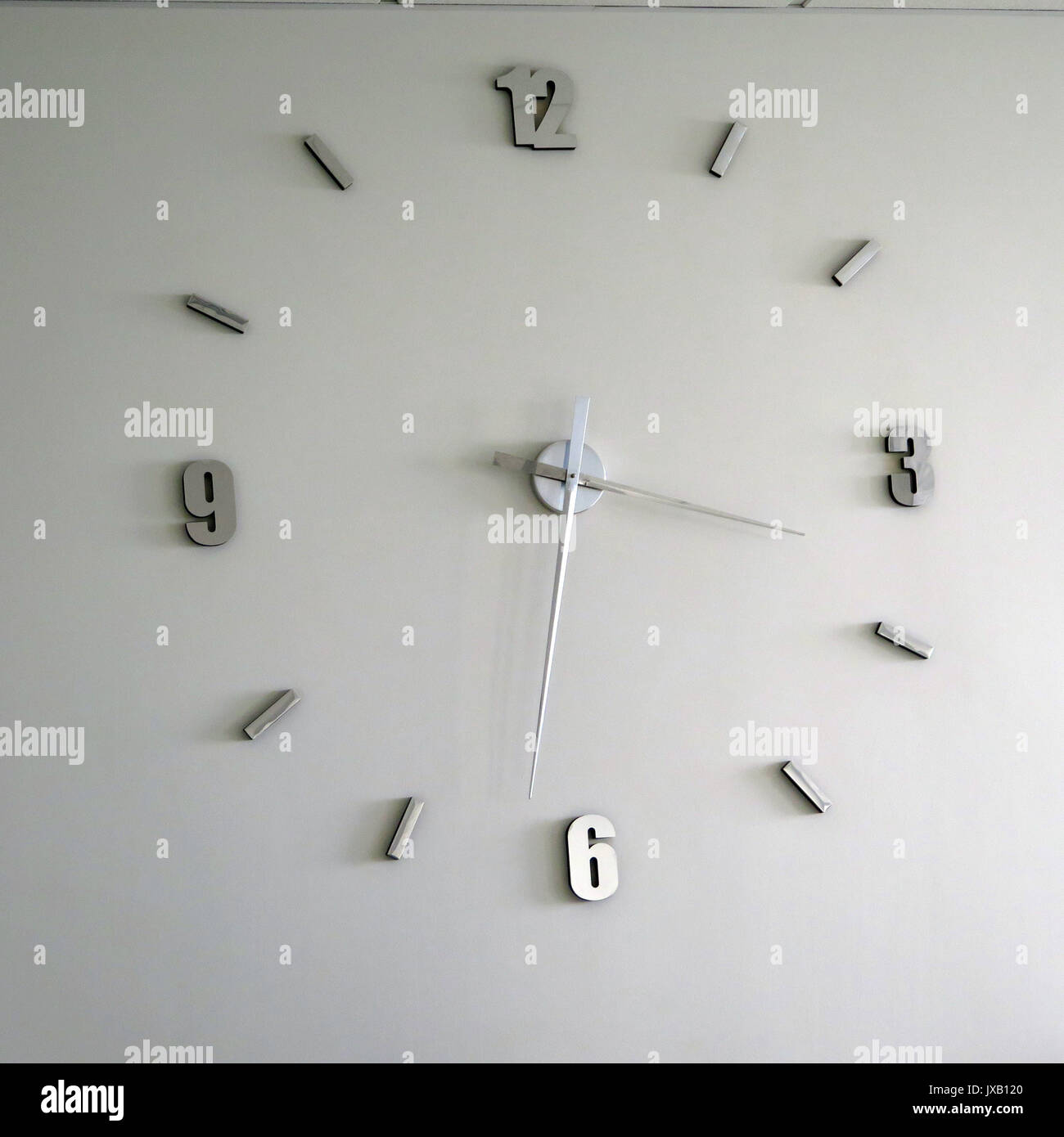 Ampio ed elegante orologio da parete in Weymouth ristorante Foto Stock