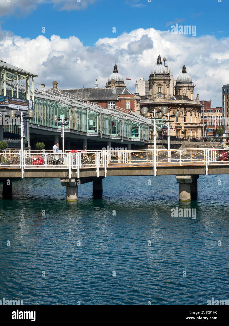 Princes Quay con il Museo Marittimo di grado II* Edificio in lontananza a Hull Yorkshire Inghilterra Foto Stock