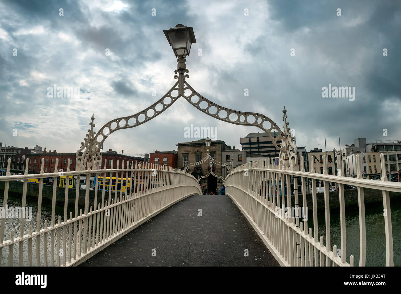 Halfpenny ponte sul fiume Liffey a Dublino Irlanda Foto Stock