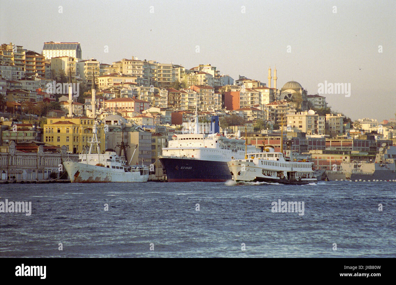 ISTANBUL TURQUIE - VUE DU PORT ET BATEAUX LE LONG DES QUAIES - TRAGHETTO - ISTANBUL PORTA IMMAGINE DI ARGENTO © Frédéric BEAUMONT Foto Stock