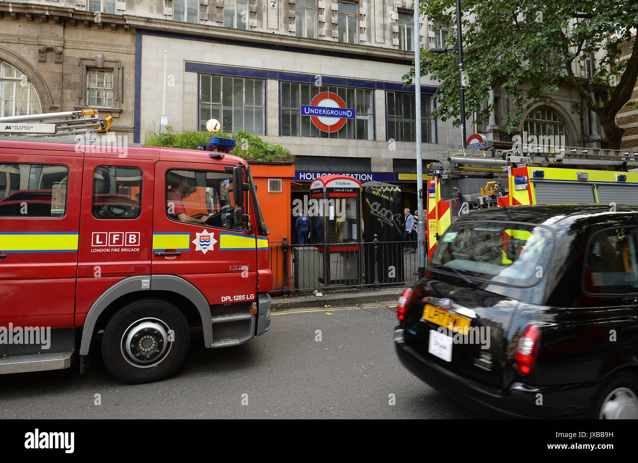 Motori Fire al di fuori di una chiusa Stazione della metropolitana di Holborn a Londra dove i tecnici stanno controllando un treno difettosa. Foto Stock