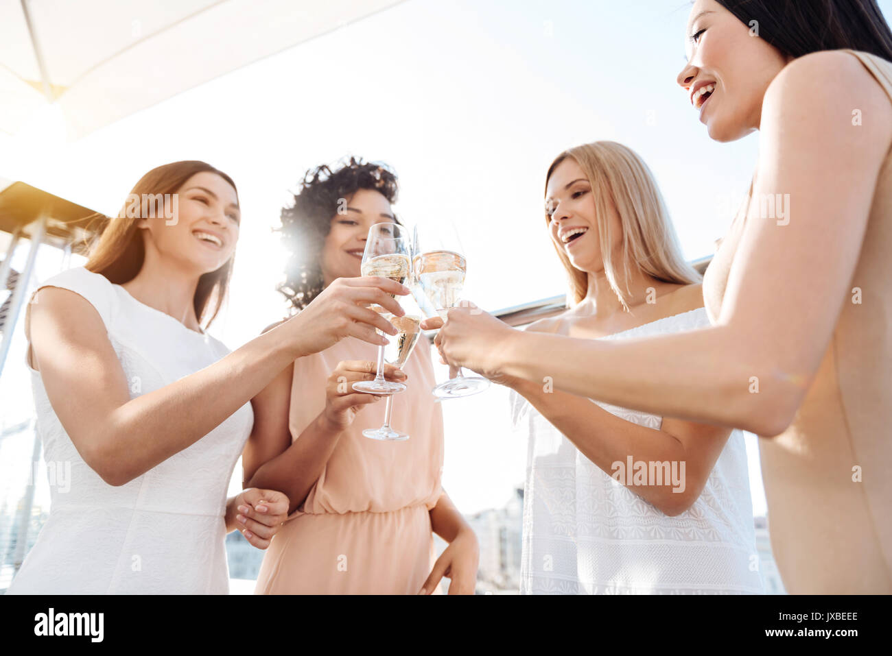 Gioiosa felici donne avente una celebrazione Foto Stock