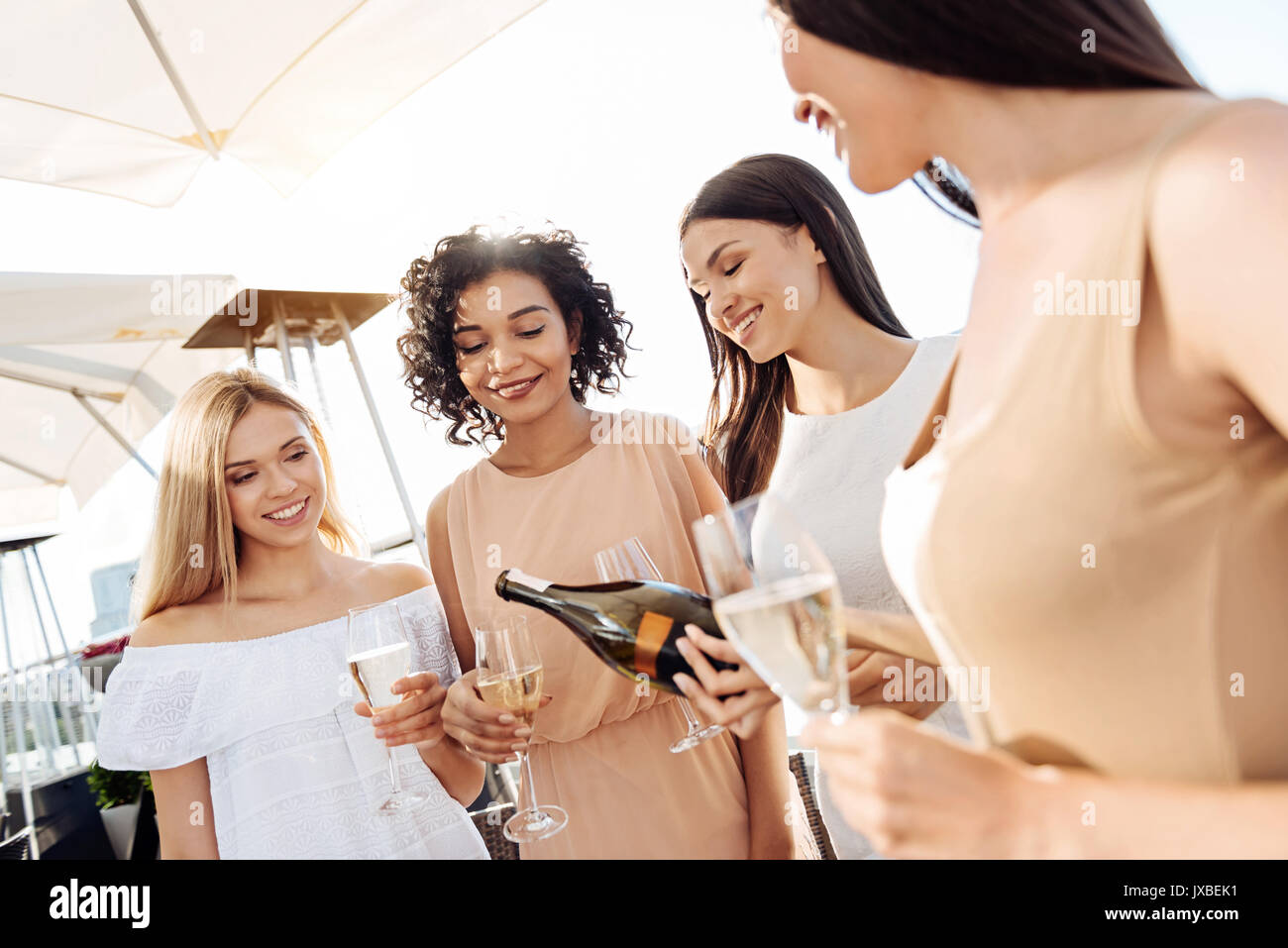 Felici donne positiva di bere insieme Foto Stock