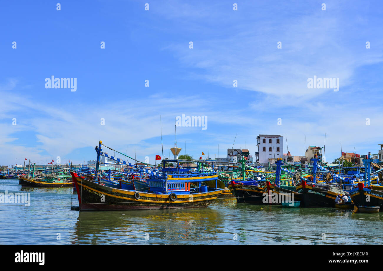 Phan Thiet, Vietnam - Mar 26, 2017. Barche da pesca in giornata soleggiata in Phan Thiet, Vietnam. Phan Thiet appartiene a Binh Thuan provincia e situato a 200km Sou Foto Stock