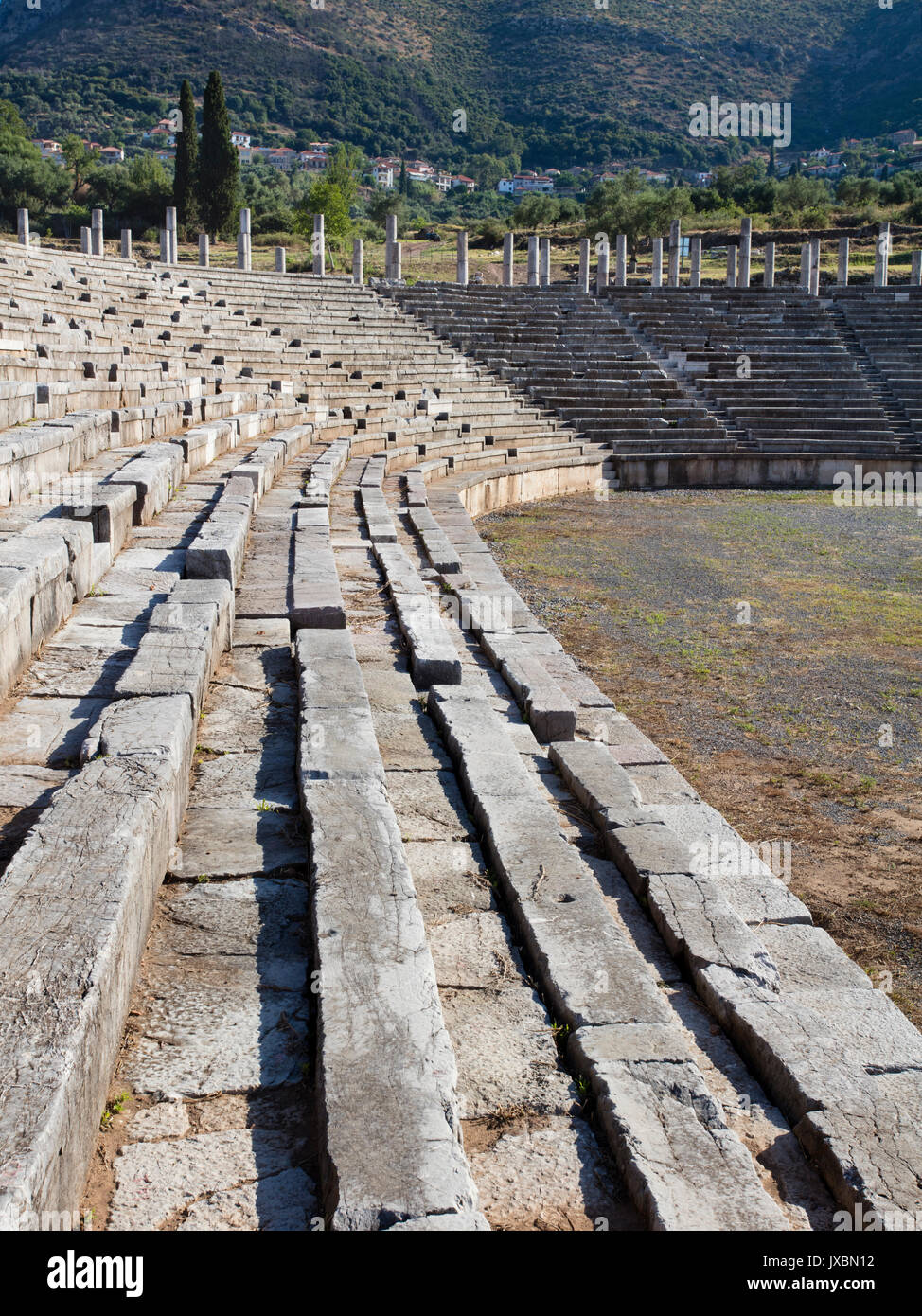 Vista lungo lo stadio di terrazze di antica messini verso il villaggio di Mavromati in Grecia Foto Stock