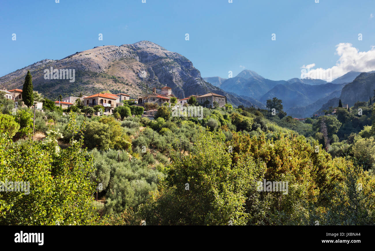 Visualizzare fino al villaggio di Chora in Exhohori sul bordo del Taigetos mountain range nel Peloponneso Foto Stock